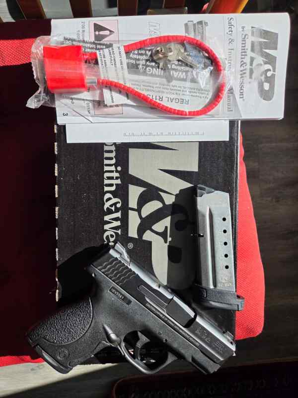 S&amp;W M&amp;P Shield 40 caliber 