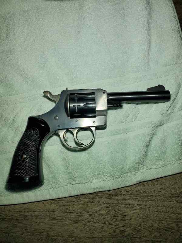 Like New. .22. cal.9 shot H&amp;R Model 929 (unfired) 